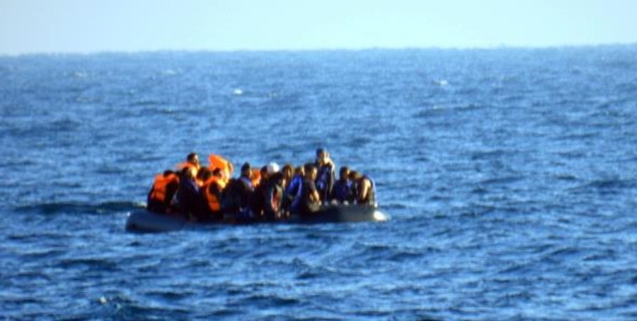 Βάρκα με εννέα μετανάστες εντοπίστηκε ανοικτά του Κάβο Γκρέκο